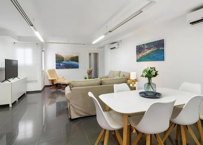 Amplio Piso En Atarazanas Málaga